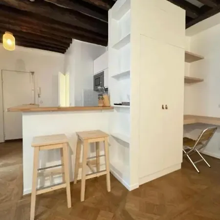 Immersion Parisienne, Au Centre Apartment